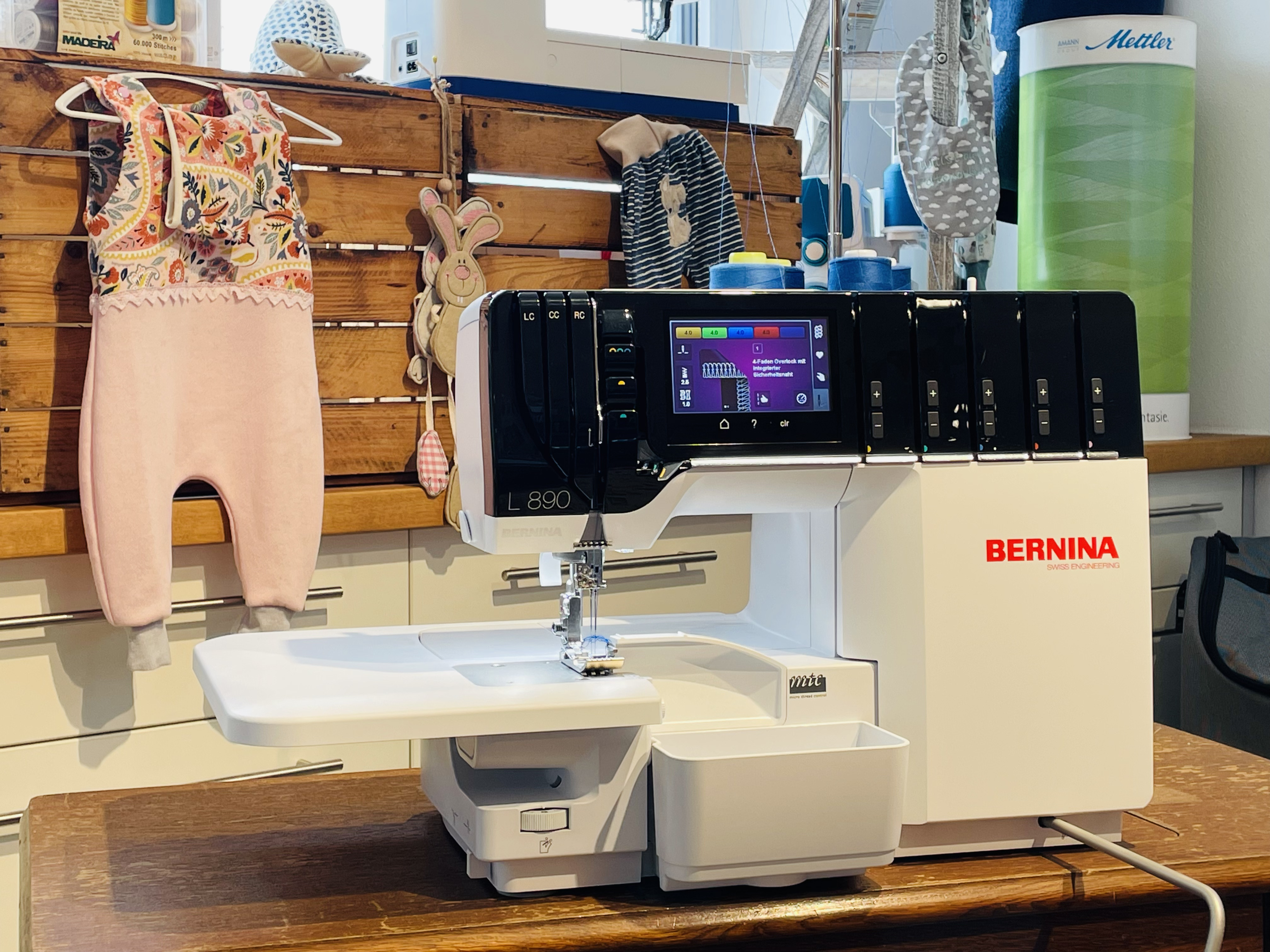 BERNINA L890 Overlock / Coverstitch Combo - Vorführmodell
