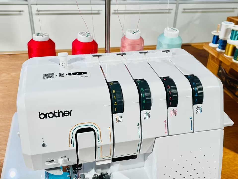 Brother Overlock Airflow 3000 + Madeira Garnbox - Gebrauchtmaschine