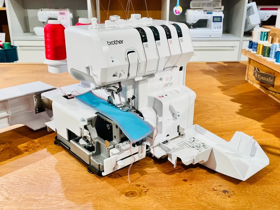 Brother Overlock Airflow 3000 + Madeira Garnbox - Gebrauchtmaschine